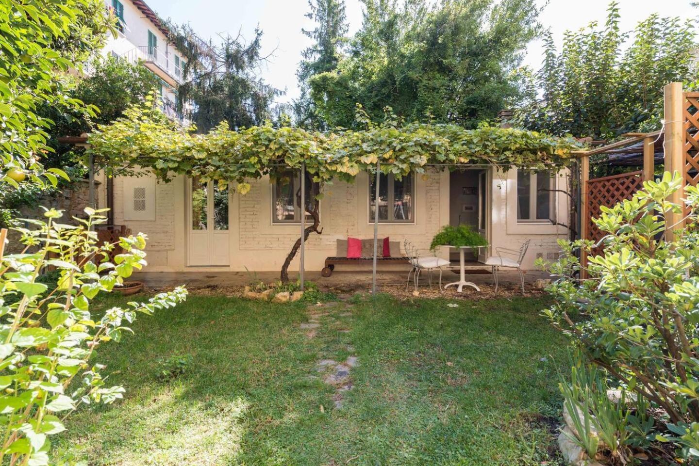 Boutique Apartment With Private Rooms And Garden Oasis Флоренция Экстерьер фото
